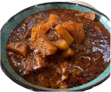 Dinch be Siga: stew with pieces of meat and potato.